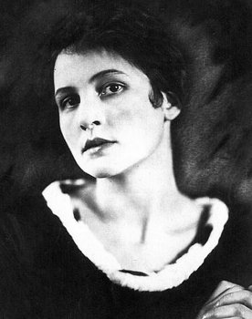 Dagny Servaes as Asta
