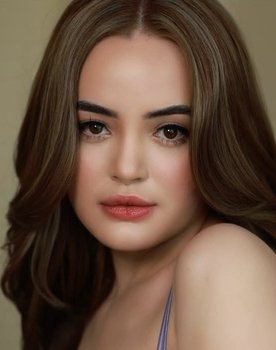 Deberly Bangcore as Petra