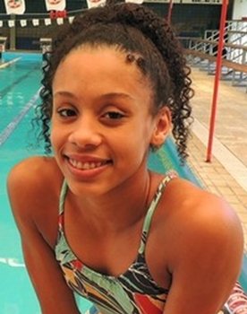 Ana Giulia Zortea as Carlota Oliveira