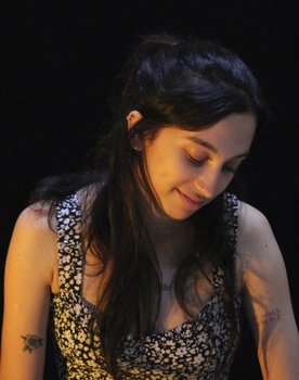 Julia Barbara as Estudante 2