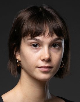 Clara Pacini as Jeanne / Bianca