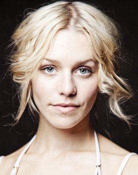 Julia Dietze as Victoria