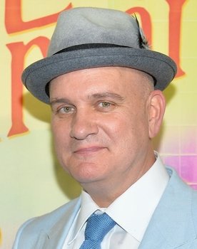 Mike O'Malley as Charles Porter