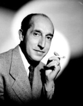 José Pidal as Don César, canónigo