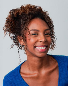 Bia Fonseca as Esther