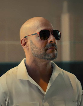 Moises Gonzalez as Leo Simmons