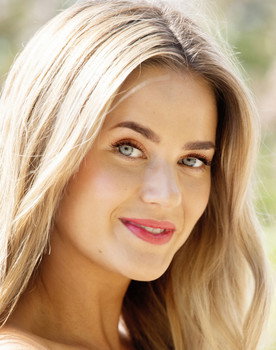 Johanna Puhakka as Woman