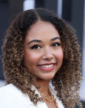 Millie Davis as Caitlyn McQuarrie