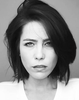 Simone Lykke as Heltinden