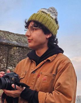 Leo Fernandez as Extra 3