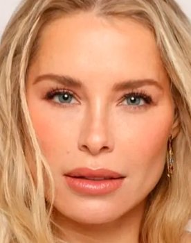 Soraya Arnelas as Molly Roberts (as Soraya)