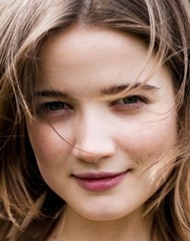 Maria Poezzhaeva as Аля Широкова / Даша Державина