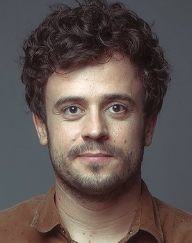 Victor Mendes as Ricardo