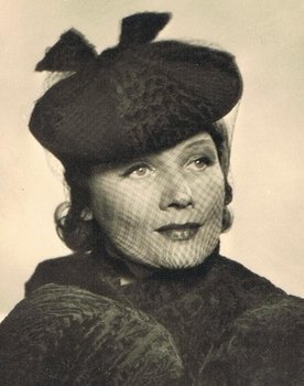 Carla Rust as Dorothy Baxter
