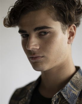 Victor Kerven as Félix