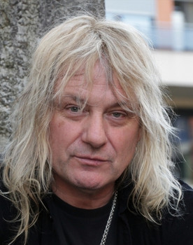 Leo Leoni as Guitars