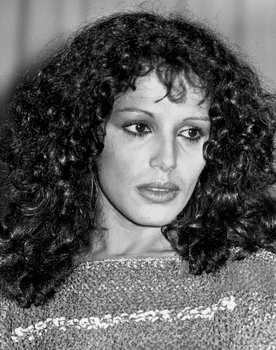 Sara Mora as 