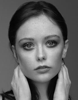Suzanna Son as Clarissa