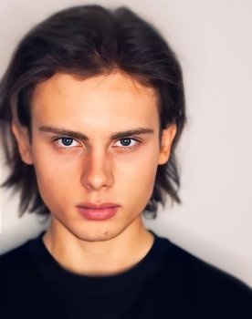 Justin Geertsen as Eddie