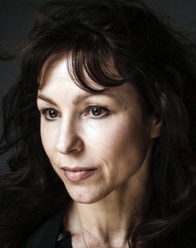 Coraly Zahonero as Clara, la modiste