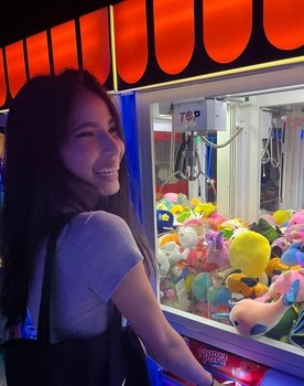 Livya Gomes as Laura