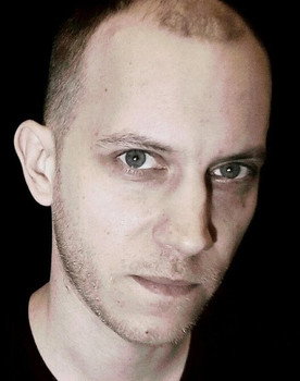 Miklós Béres as Man Caught in Dust Storm