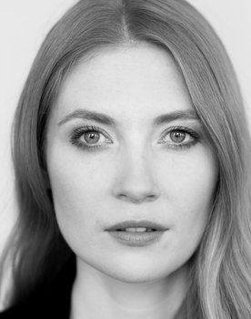 Paulina Chapko as Kasia / Ania