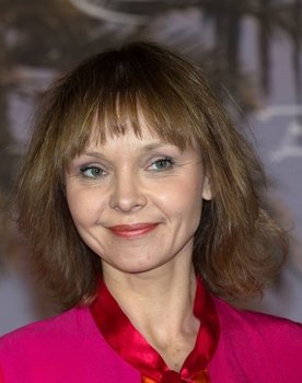 Elina Reinold as Viktor (voice)