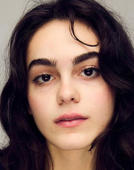 Stella Marcus as Mia