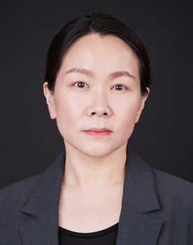 Hyeon Eun-yeong as Senior woman