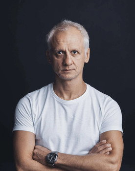 Ivan Barnev as Александър