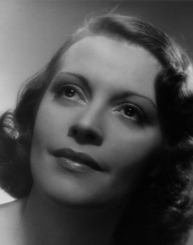 Sybille Schmitz as Sportfliegerin Lisa Holm