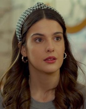 Cemre Öktem as Zehra Efeoğlu