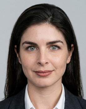 Derya Arbaş as Dilan