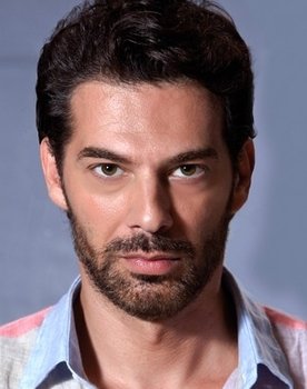 Emin Mecnunbeyli as Kaan