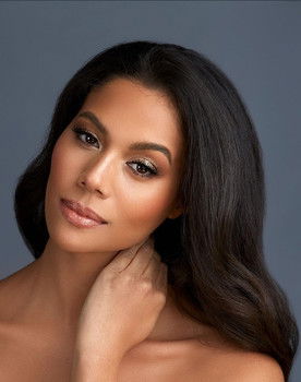 Fatima as Leslie Ross