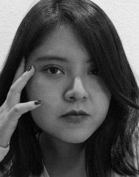 Edith Salvador as Extra #7