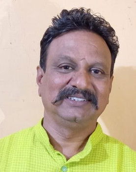 Vivek  Vitthalrao Holsambre as Yuvraj's Father
