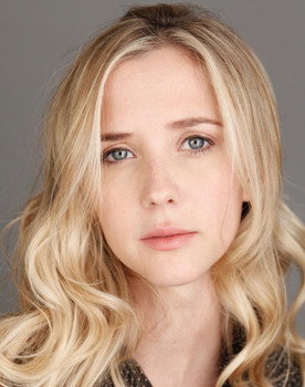 Lindsay Musil as Kelly