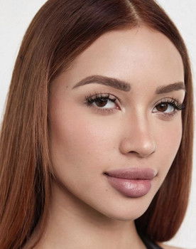 Arianna López as María