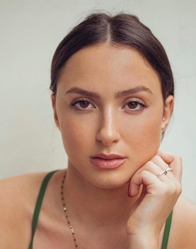 Léora Barbara as Stella