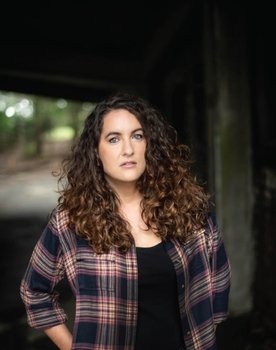 Melissa Brattoni as Fiona Simons