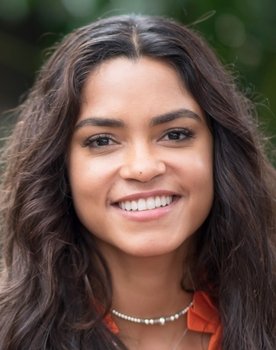 Lucy Alves