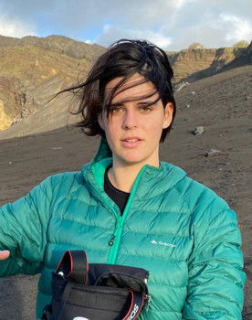 Isabel Medeiros as Bailarino