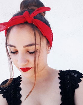 Evita Asimidou as Amanda