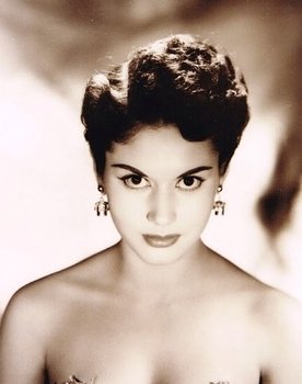 Ana Bertha Lepe as Laura Castillo