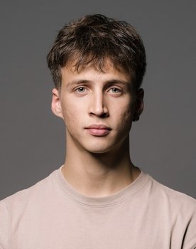 Edgar Vunsh as Armin