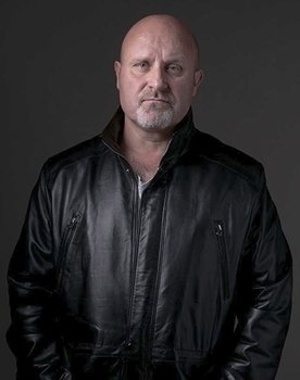 Luing Andrews as 