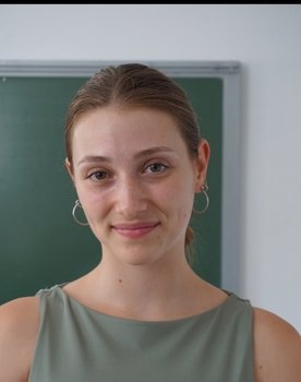Serena Lotts as María