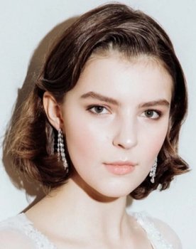 Polina Tsyganova as Alisa